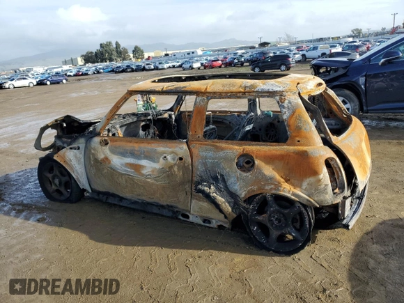 2006 MINI Hardtop z VIN WMWRC33556TJ75968, wystawiony jako Copart lot #85909104 z przebiegiem Nie podano mil oraz Nie do naprawy • Non repairable. Historia ofert i sprzedaży dostępna na DreamBid. Obrazek 2.