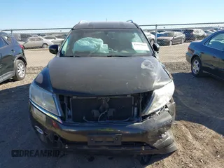 2016 Nissan Pathfinder S z VIN 5N1AR2MN4GC646951, wystawiony jako IAAI lot #41411060 z przebiegiem 121 690 mil mil oraz . Historia ofert i sprzedaży dostępna na DreamBid. Obrazek 12.