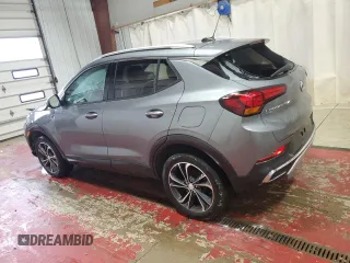 2021 Buick Encore GX Essence z VIN KL4MMGSL3MB170153, wystawiony jako Copart lot #52774345 z przebiegiem 81 292 mil mil oraz Szkoda całkowita • Salvage title. Historia ofert i sprzedaży dostępna na DreamBid. Obrazek 2.
