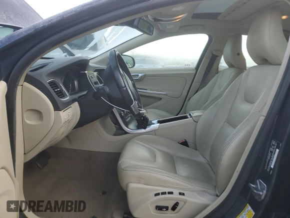 2015 Volvo S60 T5 Drive-E Premier z VIN YV126MFB2F2304526, wystawiony jako Copart lot #86641134 z przebiegiem 79 551 mil mil oraz Szkoda całkowita • Salvage title. Historia ofert i sprzedaży dostępna na DreamBid. Obrazek 7.