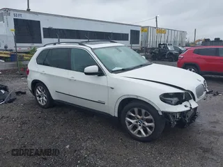 2013 BMW X5 xDrive35i z VIN 5UXZV4C53D0E14968, wystawiony jako IAAI lot #42253469 z przebiegiem 53 562 mil mil oraz . Historia ofert i sprzedaży dostępna na DreamBid. Obrazek 1.