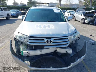 2011 Toyota Highlander with VIN 5TDZK3EH4BS039725, listed as a IAAI auction lot 41434516 with 220,992 mi miles. Bid and sale history available at carsss.com. Image 12.