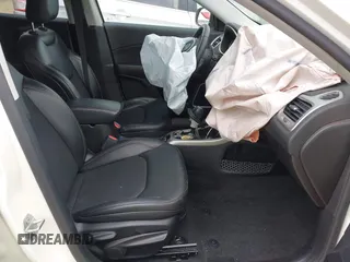 2018 Jeep Compass Latitude with VIN 3C4NJCBB6JT286573, listed as a IAAI auction lot 42302783 with 30,124 mi miles and . Bid and sale history available at DreamBid. Image 5.