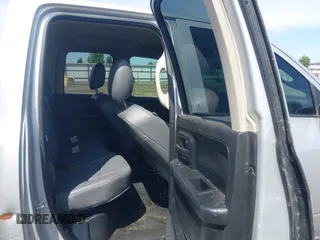 2017 Ram 1500 ST z VIN 1C6RR7FG9HS642427, wystawiony jako IAAI lot #42386533 z przebiegiem 101 290 mil mil oraz . Historia ofert i sprzedaży dostępna na DreamBid. Obrazek 8.