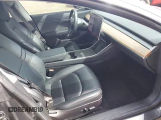 2018 Tesla Model 3 Long Range Battery z VIN 5YJ3E1EA2JF011588, wystawiony jako IAAI lot #42304226 z przebiegiem 56 819 mil mil oraz . Historia ofert i sprzedaży dostępna na DreamBid. Obrazek 5.