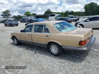 1982 Mercedes-Benz 380 z VIN WDBCA33A2CB029426, wystawiony jako Copart lot #56716845 z przebiegiem 80 627 mil mil oraz Czysty tytuł • Clean title. Historia ofert i sprzedaży dostępna na DreamBid. Obrazek 2.