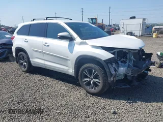 2018 Toyota Highlander LE z VIN 5TDBZRFH4JS907963, wystawiony jako IAAI lot #42160263 z przebiegiem 42 074 mil mil oraz . Historia ofert i sprzedaży dostępna na DreamBid. Obrazek 1.