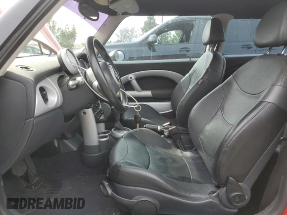 2004 MINI Hardtop with VIN WMWRC33424TJ61921, listed as a Copart auction lot 46954095 with 105,314 mi miles and Non Repairable. Bid and sale history available at DreamBid. Image 7.