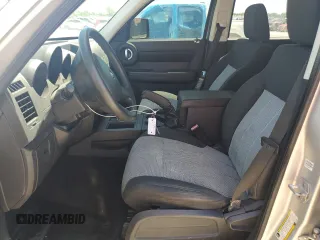 2007 Dodge Nitro SXT z VIN 1D8GT28K97W595592, wystawiony jako Copart lot #58141035 z przebiegiem 149 107 mil mil oraz Czysty tytuł • Clean title. Historia ofert i sprzedaży dostępna na DreamBid. Obrazek 7.