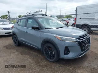 2021 Nissan Kicks SR z VIN 3N1CP5DV7ML557589, wystawiony jako IAAI lot #41921067 z przebiegiem 14 817 mil mil oraz . Historia ofert i sprzedaży dostępna na DreamBid. Obrazek 1.