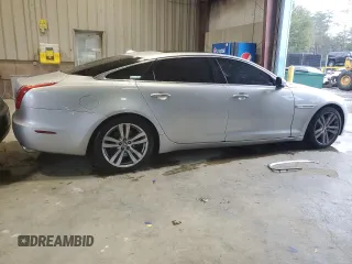 2013 Jaguar XJ Portfolio z VIN SAJWJ2GD6D8V44717, wystawiony jako Copart lot #52340635 z przebiegiem 120 560 mil mil oraz Szkody całkowita. Historia ofert i sprzedaży dostępna na DreamBid. Obrazek 3.