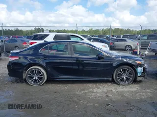 2020 Toyota Camry SE z VIN 4T1G11AK5LU973546, wystawiony jako IAAI lot #41956098 z przebiegiem 62 978 mil mil oraz . Historia ofert i sprzedaży dostępna na DreamBid. Obrazek 13.