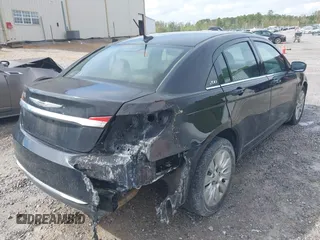 2013 Chrysler 200 LX z VIN 1C3CCBAB7DN735376, wystawiony jako IAAI lot #41835046 z przebiegiem 134 461 mil mil oraz . Historia ofert i sprzedaży dostępna na DreamBid. Obrazek 4.