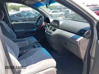 2008 Honda Odyssey LX z VIN 5FNRL382X8B056904, wystawiony jako IAAI lot #42530609 z przebiegiem 238 793 mil mil oraz . Historia ofert i sprzedaży dostępna na DreamBid. Obrazek 5.