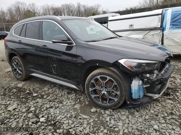 2022 BMW X1 xDrive28i with VIN WBXJG9C02N5V02098, listed as a Copart auction lot 43597365 with 33,590 mi miles and Salvage Title. Bid and sale history available at carsss.com. Image 4.
