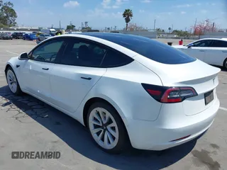 2022 Tesla Model 3 Long Range z VIN 5YJ3E1EB9NF113601, wystawiony jako IAAI lot #42173612 z przebiegiem 95 454 mil mil oraz . Historia ofert i sprzedaży dostępna na DreamBid. Obrazek 3.