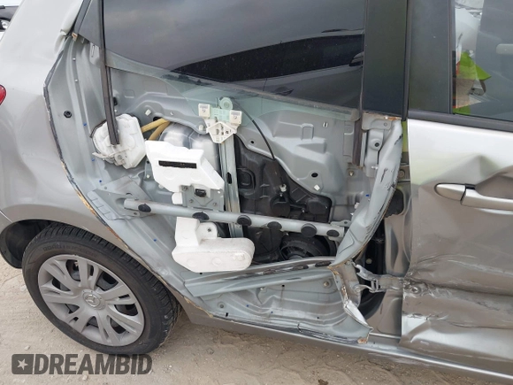2013 Mazda 2 Sport z VIN JM1DE1KZ5D0164340, wystawiony jako IAAI lot #42280453 z przebiegiem 132 100 mil mil oraz . Historia ofert i sprzedaży dostępna na DreamBid. Obrazek 6.