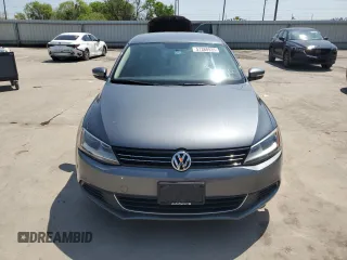 2013 Volkswagen Jetta SE with VIN 3VWDX7AJ8DM262510, listed as a Copart auction lot 51380935 with 176,064 mi miles and Clean title. Bid and sale history available at DreamBid. Image 5.