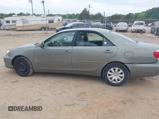 2005 Toyota Camry STD z VIN 4T1BE32K05U555388, wystawiony jako IAAI lot #42119726 z przebiegiem 148 376 mil mil oraz . Historia ofert i sprzedaży dostępna na DreamBid. Obrazek 14.