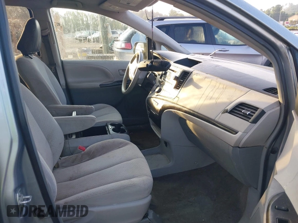 2014 Toyota Sienna LE AAS z VIN 5TDKK3DC8ES433739, wystawiony jako IAAI lot #42680907 z przebiegiem 188 589 mil mil oraz . Historia ofert i sprzedaży dostępna na DreamBid. Obrazek 5.