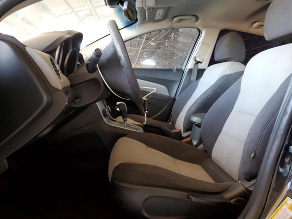 2015 Chevrolet Cruze LS z VIN 1G1PA5SG2F7119146, wystawiony jako Copart lot #55622605 z przebiegiem 133 688 mil mil oraz Szkoda całkowita • Salvage title. Historia ofert i sprzedaży dostępna na DreamBid. Obrazek 7.