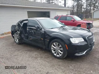 2017 Chrysler 300 C z VIN 2C3CCAKG5HH637501, wystawiony jako IAAI lot #41697791 z przebiegiem 110 299 mil mil oraz . Historia ofert i sprzedaży dostępna na DreamBid. Obrazek 1.
