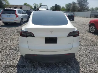 2024 Tesla Model Y Long Range z VIN 7SAYGAEE8RF211702, wystawiony jako Copart lot #58569035 z przebiegiem 8 797 mil mil oraz Szkoda całkowita • Salvage title. Historia ofert i sprzedaży dostępna na DreamBid. Obrazek 6.