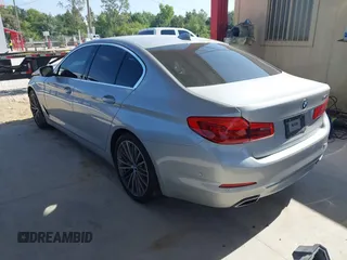 2019 BMW 5 Series 540i z VIN WBAJE5C56KWE66414, wystawiony jako IAAI lot #42200421 z przebiegiem 30 938 mil mil oraz . Historia ofert i sprzedaży dostępna na DreamBid. Obrazek 3.