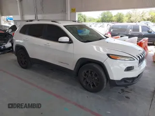 2016 Jeep Cherokee Latitude z VIN 1C4PJMCB5GW296303, wystawiony jako IAAI lot #42135490 z przebiegiem 136 503 mil mil oraz . Historia ofert i sprzedaży dostępna na DreamBid. Obrazek 1.