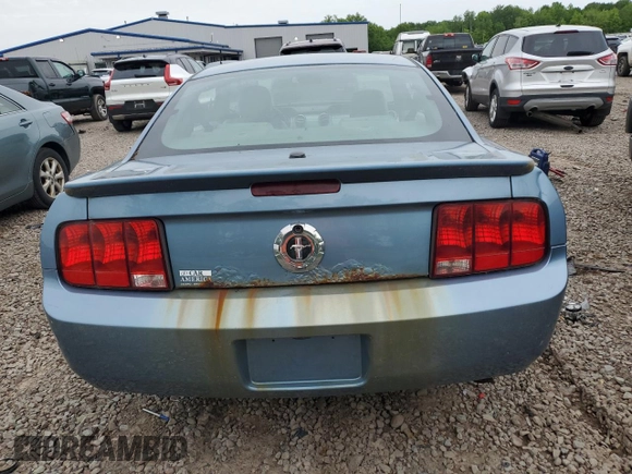 2008 Ford Mustang Deluxe z VIN 1ZVHT80N185117313, wystawiony jako Copart lot #58190045 z przebiegiem 168 101 mil mil oraz Czysty tytuł • Clean title. Historia ofert i sprzedaży dostępna na DreamBid. Obrazek 6.