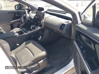 2024 Subaru Solterra Premium z VIN JTMABABA5RA068246, wystawiony jako IAAI lot #41825759 z przebiegiem 5419 mil mil oraz . Historia ofert i sprzedaży dostępna na DreamBid. Obrazek 5.