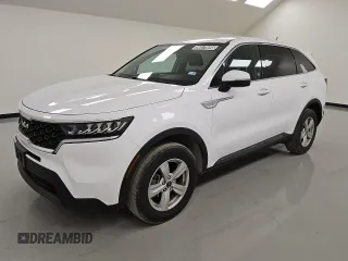 2022 Kia Sorento LX z VIN 5XYRGDLC2NG075039, wystawiony jako Copart lot #56570695 z przebiegiem 81 911 mil mil oraz Czysty tytuł • Clean title. Historia ofert i sprzedaży dostępna na DreamBid. Obrazek 1.