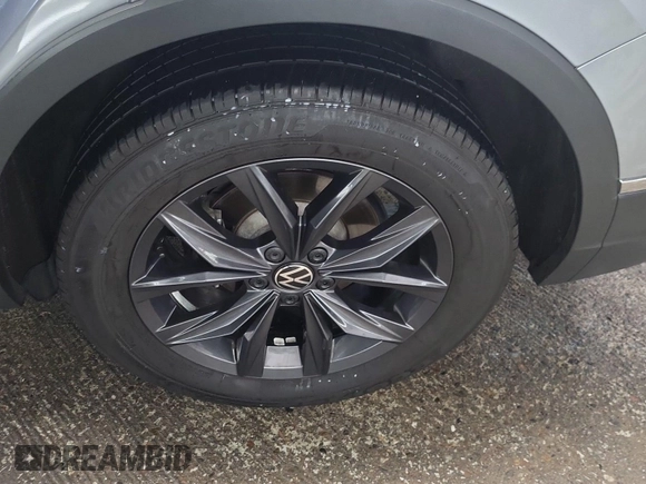 2024 Volkswagen Tiguan SE with VIN 3VV3B7AX5RM107374, listed as a IAAI auction lot 42845196 with 24,195 mi miles and . Bid and sale history available at DreamBid. Image 8.