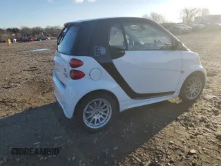 2013 Smart fortwo Passion z VIN WMEEJ9AA3DK715705, wystawiony jako Copart lot #50161425 z przebiegiem 22 667 mil mil oraz Tytuł czysty. Historia ofert i sprzedaży dostępna na DreamBid. Obrazek 3.