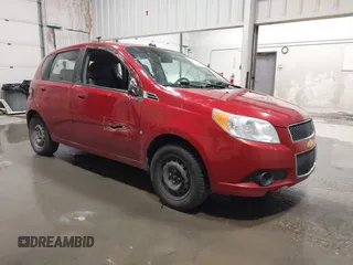 2009 Chevrolet Aveo 1LT z VIN KL1TD66E99B376874, wystawiony jako IAAI lot #42277168 z przebiegiem 126 175 mil mil oraz . Historia ofert i sprzedaży dostępna na DreamBid. Obrazek 1.