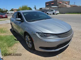 2015 Chrysler 200 S z VIN 1C3CCCBBXFN557714, wystawiony jako Copart lot #57481985 z przebiegiem 87 084 mil mil oraz Czysty tytuł • Clean title. Historia ofert i sprzedaży dostępna na DreamBid. Obrazek 1.