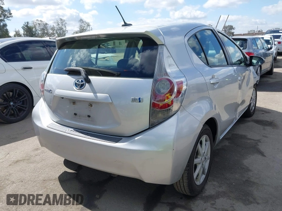 2013 Toyota Prius One z VIN JTDKDTB34D1049949, wystawiony jako IAAI lot #42246438 z przebiegiem 68 203 mil mil oraz . Historia ofert i sprzedaży dostępna na DreamBid. Obrazek 4.