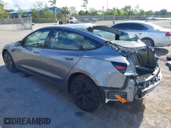 2025 Tesla Model 3 Long Range z VIN 5YJ3E1EA7SF892239, wystawiony jako IAAI lot #42068918 z przebiegiem 17 mil mil oraz . Historia ofert i sprzedaży dostępna na DreamBid. Obrazek 3.