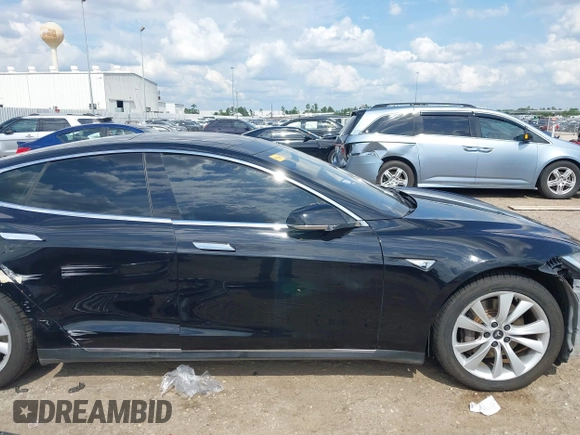 2014 Tesla Model S 60 z VIN 5YJSA1H1XEFP44397, wystawiony jako IAAI lot #42140917 z przebiegiem 136 515 mil mil oraz . Historia ofert i sprzedaży dostępna na DreamBid. Obrazek 14.