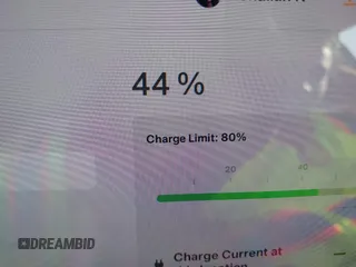 2019 Tesla Model 3 Mid Range z VIN 5YJ3E1EA0KF322776, wystawiony jako IAAI lot #41703368 z przebiegiem 131 264 mil mil oraz . Historia ofert i sprzedaży dostępna na DreamBid. Obrazek 17.