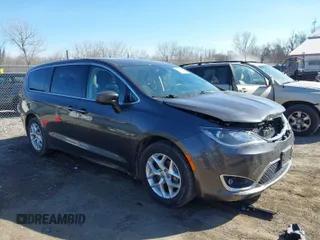 2018 Chrysler Pacifica Touring Plus z VIN 2C4RC1FG4JR127866, wystawiony jako IAAI lot #41747443 z przebiegiem 130 332 mil mil oraz . Historia ofert i sprzedaży dostępna na DreamBid. Obrazek 1.