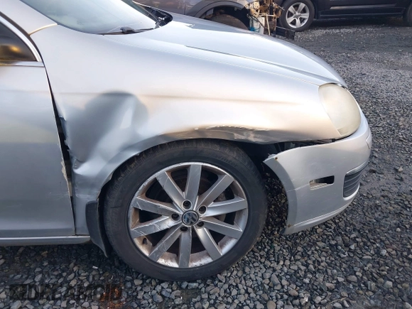 2007 Volkswagen Jetta 2.5 z VIN 3VWRG71K37M029136, wystawiony jako IAAI lot #41291108 z przebiegiem 219 980 mil mil oraz . Historia ofert i sprzedaży dostępna na DreamBid. Obrazek 6.
