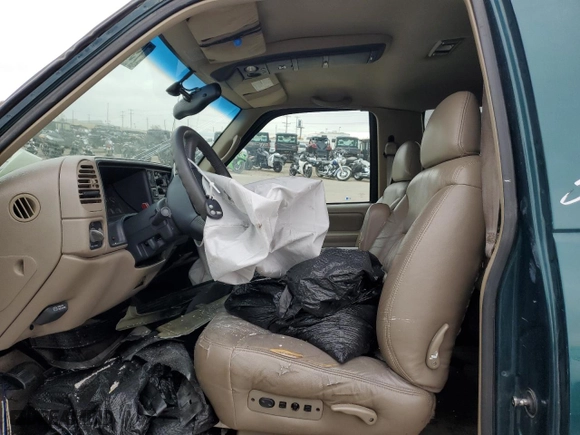 1998 Chevrolet Tahoe with VIN 3GNEK18R4WG128424, listed as a Copart auction lot 79684984 with 217,456 mi miles and Salvage Title. Bid and sale history available at carsss.com. Image 7.
