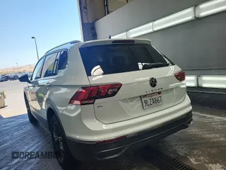 2024 Volkswagen Tiguan SE z VIN 3VV3B7AX3RM105123, wystawiony jako IAAI lot #42796460 z przebiegiem 36 543 mil mil oraz . Historia ofert i sprzedaży dostępna na DreamBid. Obrazek 23.