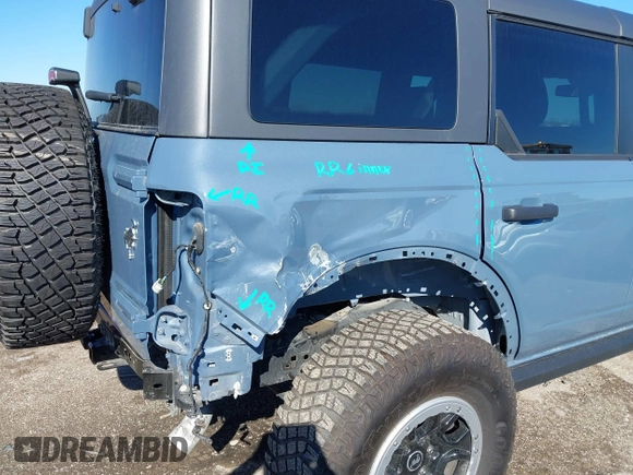 2024 Ford Bronco Badlands z VIN 1FMEE9BP2RLA26774, wystawiony jako IAAI lot #41756285 z przebiegiem 5875 mil mil oraz . Historia ofert i sprzedaży dostępna na DreamBid. Obrazek 19.