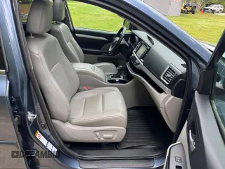 2017 Toyota Highlander XLE z VIN 5TDJZRFH5HS460260, wystawiony jako Copart lot #58095215 z przebiegiem 146 695 mil mil oraz Tytuł czysty. Historia ofert i sprzedaży dostępna na DreamBid. Obrazek 5.