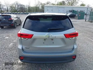2018 Toyota Highlander SE z VIN 5TDJZRFHXJS800427, wystawiony jako IAAI lot #41902639 z przebiegiem 88 140 mil mil oraz . Historia ofert i sprzedaży dostępna na DreamBid. Obrazek 16.