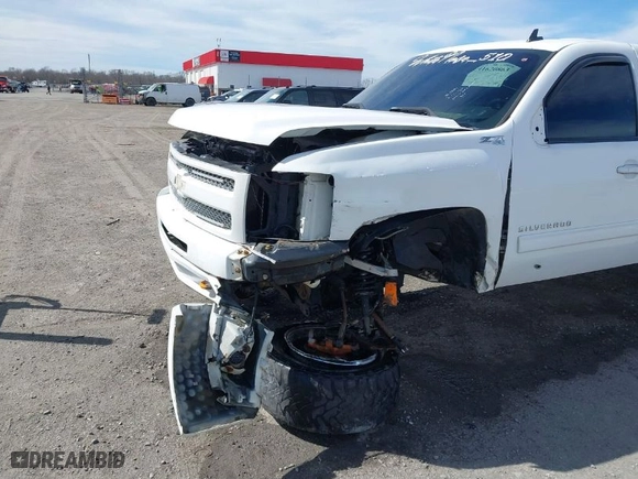 2010 Chevrolet Silverado 1500 LT with VIN 3GCRKSE34AG142638, listed as a IAAI auction lot 41620863 with 330,631 mi miles. Bid and sale history available at carsss.com. Image 6.