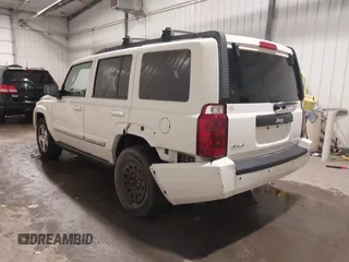 2010 Jeep Commander Sport z VIN 1J4RG4GK7AC132121, wystawiony jako IAAI lot #41187854 z przebiegiem 155 413 mil mil oraz . Historia ofert i sprzedaży dostępna na DreamBid. Obrazek 3.
