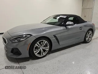 2025 BMW Z4 sDrive30i z VIN WBAHF3C04SWY38592, wystawiony jako Copart lot #55865365 z przebiegiem 11 980 mil mil oraz Tytuł czysty. Historia ofert i sprzedaży dostępna na DreamBid. Obrazek 1.